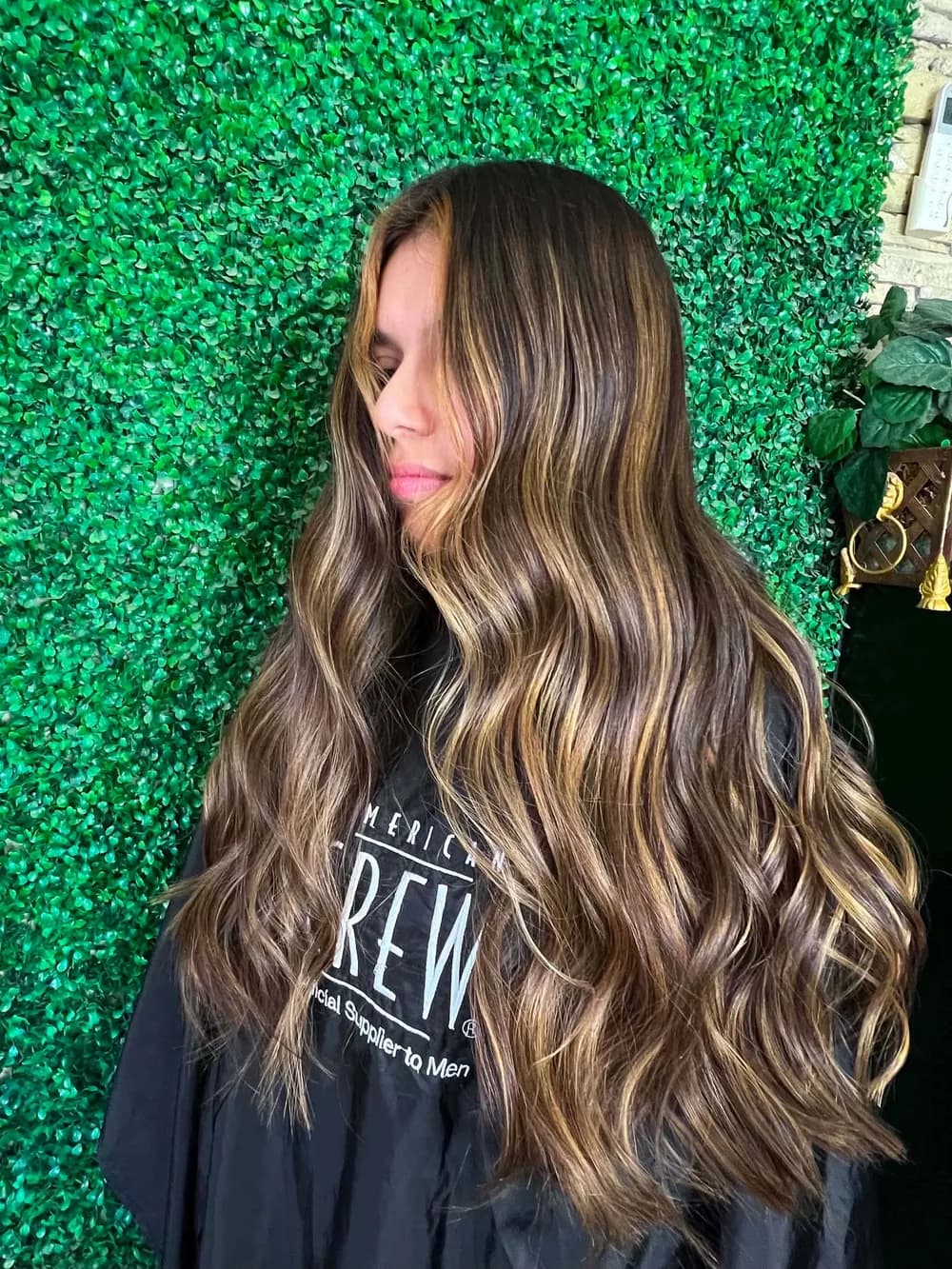 Balayage en tonos caramelo sobre cabello castaño