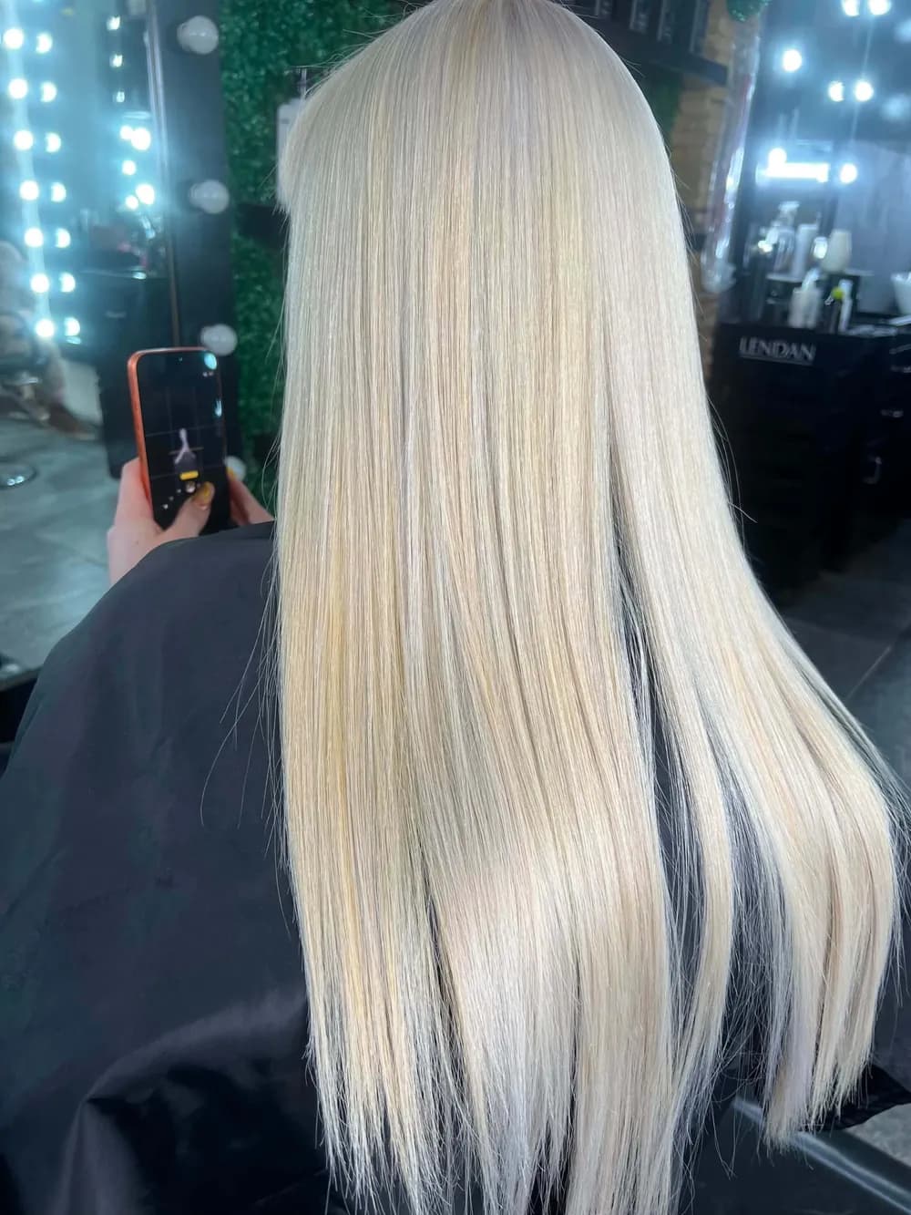 Alaciado profesional en cabello rubio