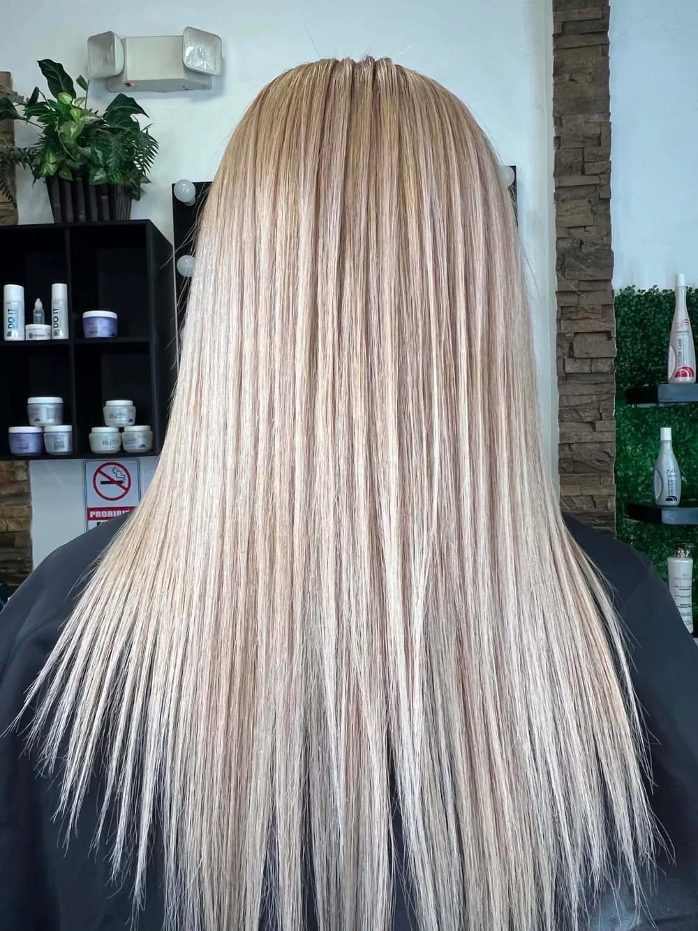 Cabello rubio platinado laciado