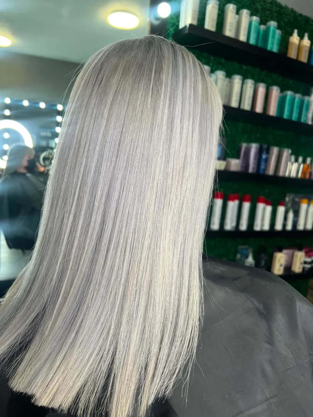 Mechas platinadas en cabello largo