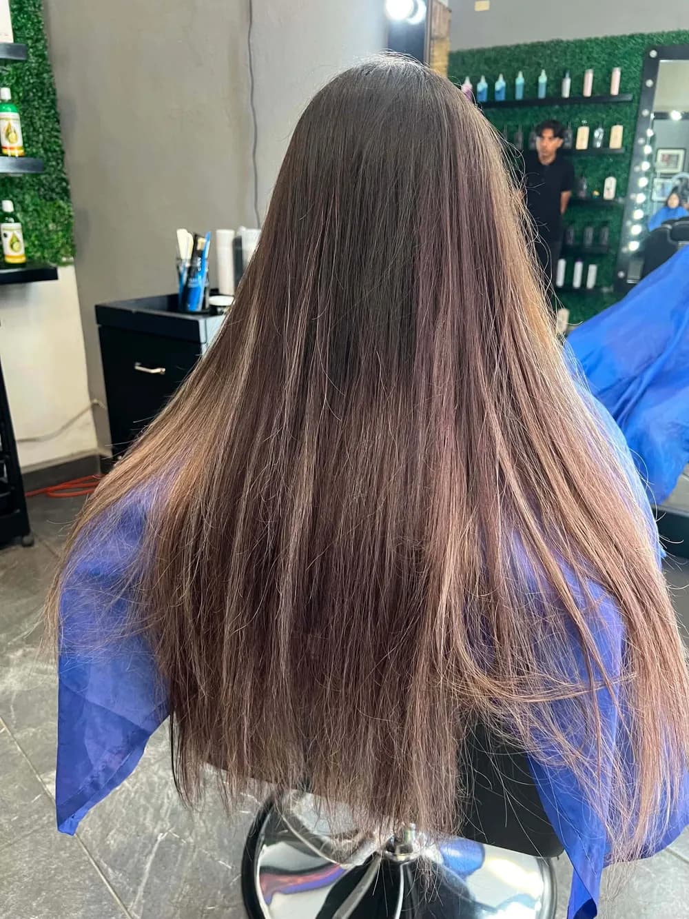 Color y alaciado en cabello castaño