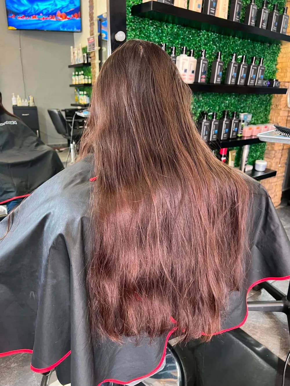 Corte y ondas en cabello castaño