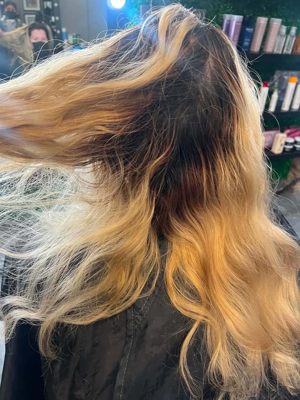 Balayage rubio con movimiento